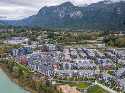 38062 Helm Way, Townhouse with 4 bedrooms, 3 bathrooms and 2 parking in Squamish BC | Image 3