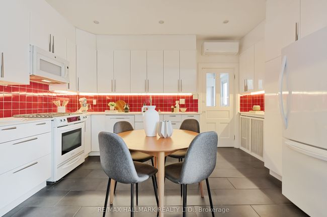 333 Sackville St, House attached with 3 bedrooms, 2 bathrooms and null parking in Toronto ON | Image 12