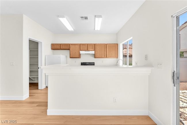 2563 Land Rush Dr, Townhouse with 2 bedrooms, 3 bathrooms and null parking in Henderson NV | Image 6