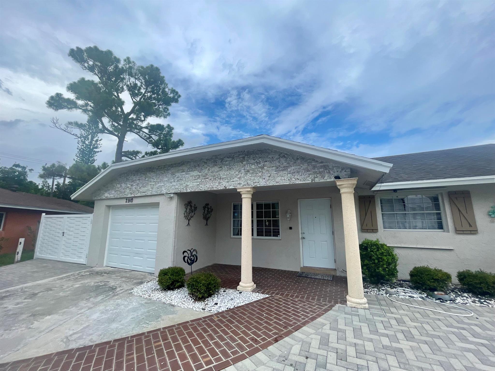 Via Vizcaya , Lake Worth, FL 33461