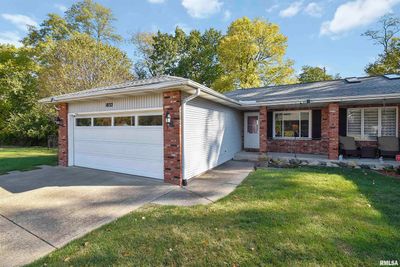 1832 Vienna Court, Home with 2 bedrooms, 2 bathrooms and null parking in Pekin IL | Image 1