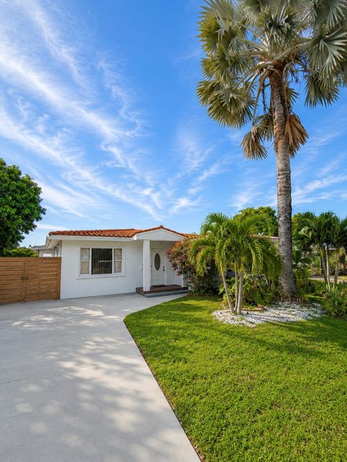 4730 Ne 3rd Ave, Oakland Park, FL, 33334-6035 | Card Image