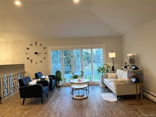 112 Crescent Dr, Albertson, NY, 11507-1104 | Card Image