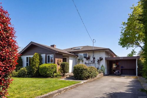 1233 Roy Rd, Saanich, BC, V8Z2X8 | Card Image