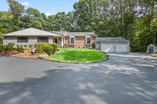 79 Brookhill Ln, Huntington, NY, 11743-5804 | Card Image