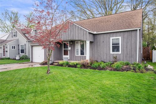 121 Beck Rd, Avon Lake, OH, 44012-1815 | Card Image