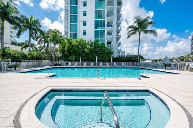 704 - 7928 East Dr, Condo with 3 bedrooms, 3 bathrooms and null parking in North Bay Village FL | Image 25
