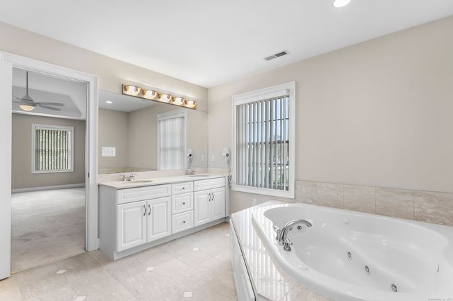 546 White Plains Rd, Condo with 1 bedrooms, 2 bathrooms and 3 parking in Trumbull CT | Image 22