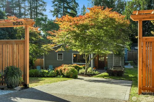 9013 25th Ave Ne, Seattle, WA, 98115-3408 | Card Image