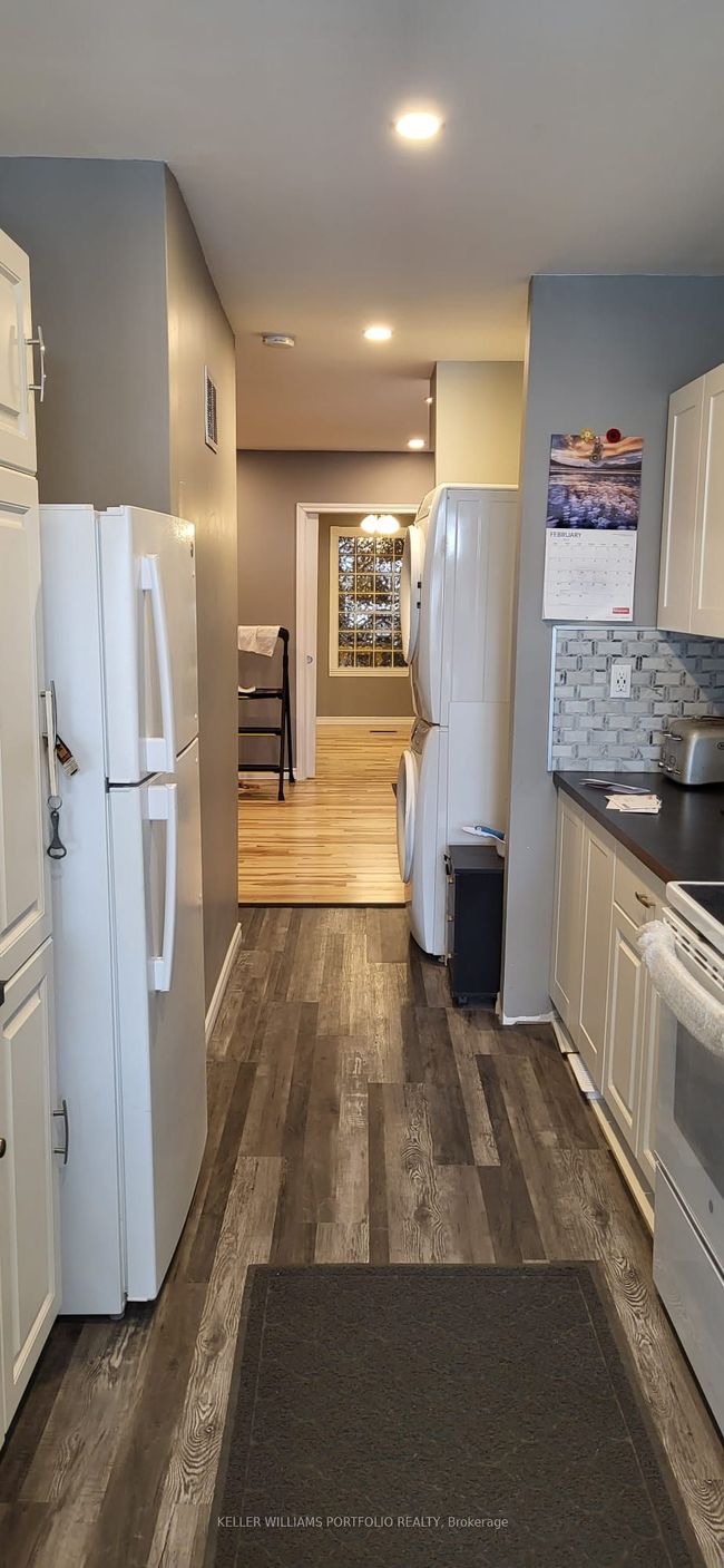 MAIN - 17 Kelvin Ave, House attached with 1 bedrooms, 1 bathrooms and null parking in Toronto ON | Image 5