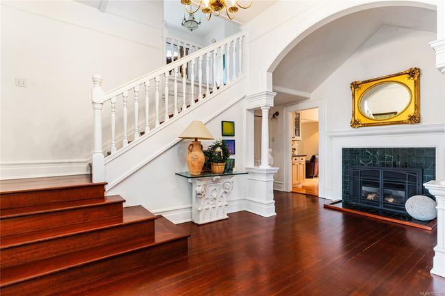 1023 St Charles St, House other with 3 bedrooms, 3 bathrooms and 6 parking in Victoria BC | Image 9