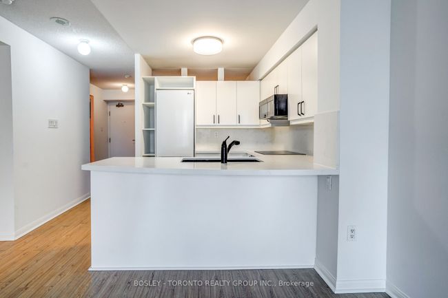 504 - 109 Front St E, Condo with 3 bedrooms, 1 bathrooms and 1 parking in Toronto ON | Image 4