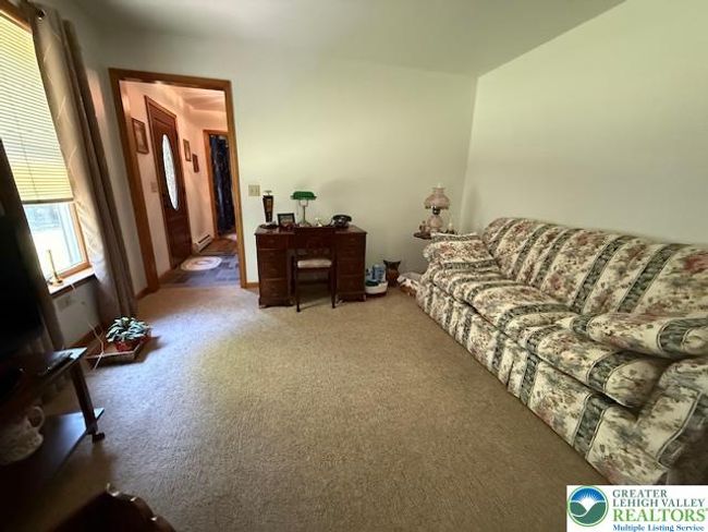 9155 N Loop Rd, House other with 5 bedrooms, 4 bathrooms and null parking in Slatington PA | Image 9