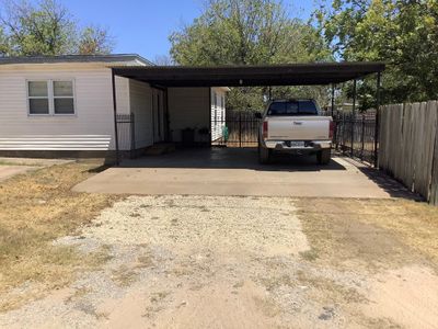 1007 Bee St, Home with 3 bedrooms, 2 bathrooms and 2 parking in Brady TX | Image 3