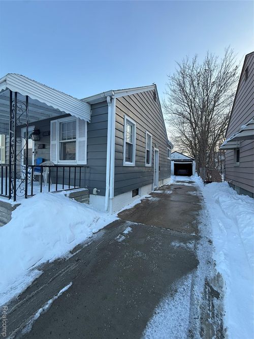 1025 Mill St, Lincoln Park, MI, 48146-2741 | Card Image