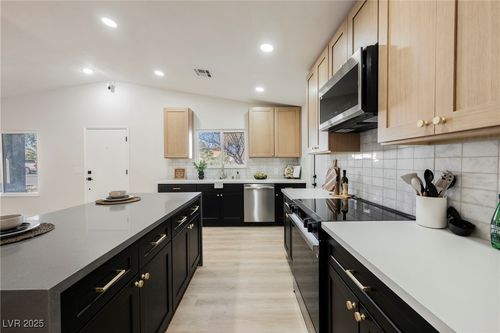 6601 Boxwood Ln, Las Vegas, NV, 89103-1042 | Card Image