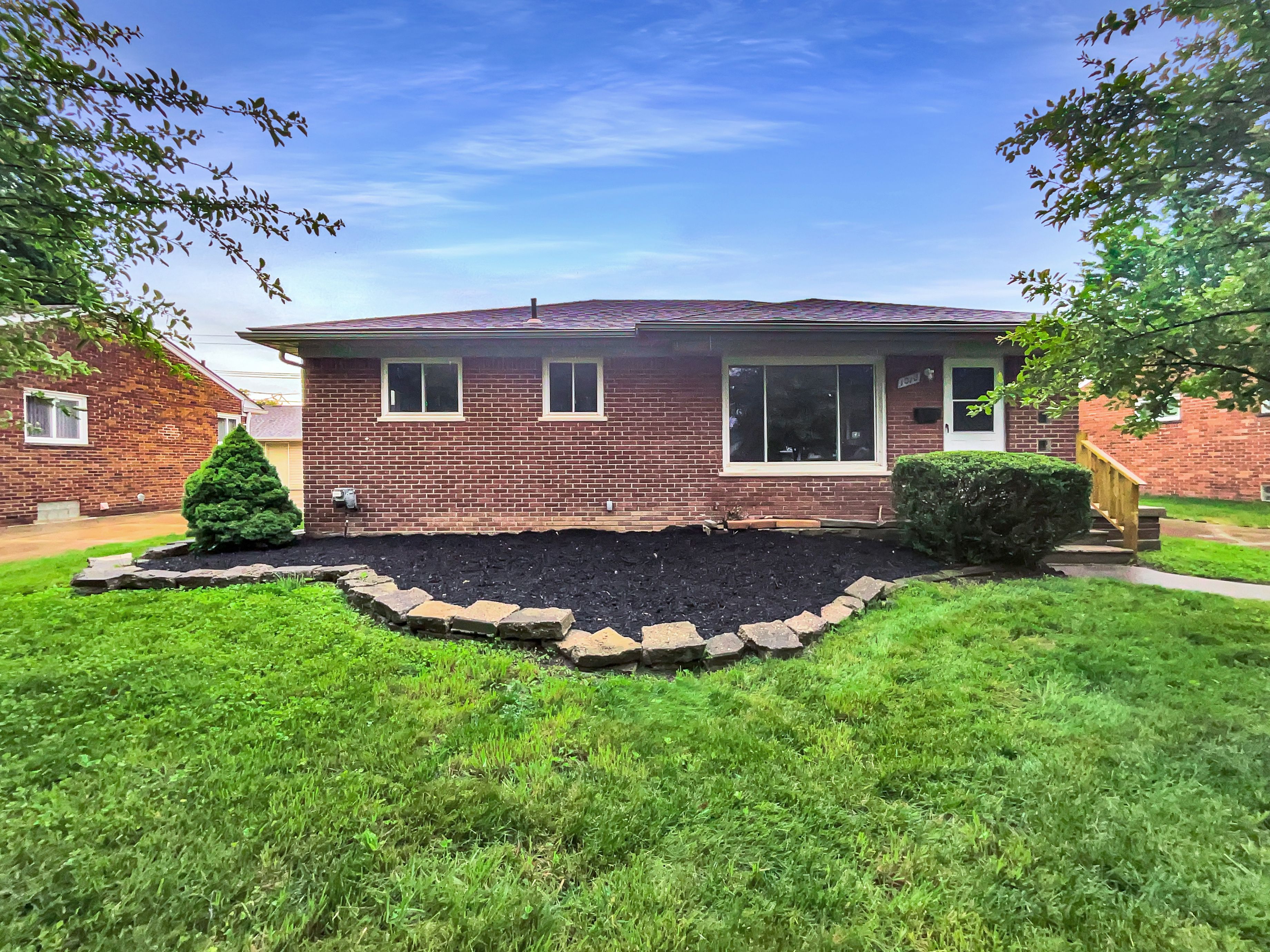 Chippewa St, Mount Clemens, MI 48043
