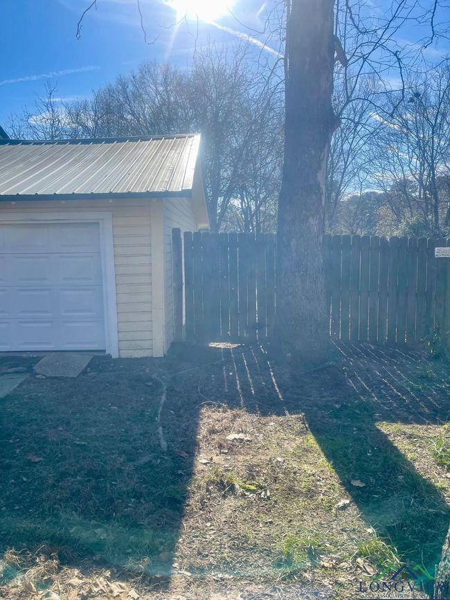 338 E Peters St, House other with 3 bedrooms, 2 bathrooms and null parking in De Kalb TX | Image 5