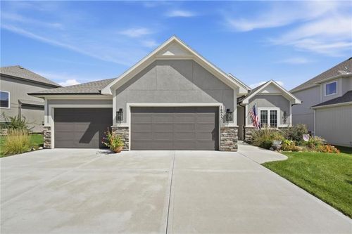 16955 Elmridge St, Olathe, KS, 66062-8127 | Card Image