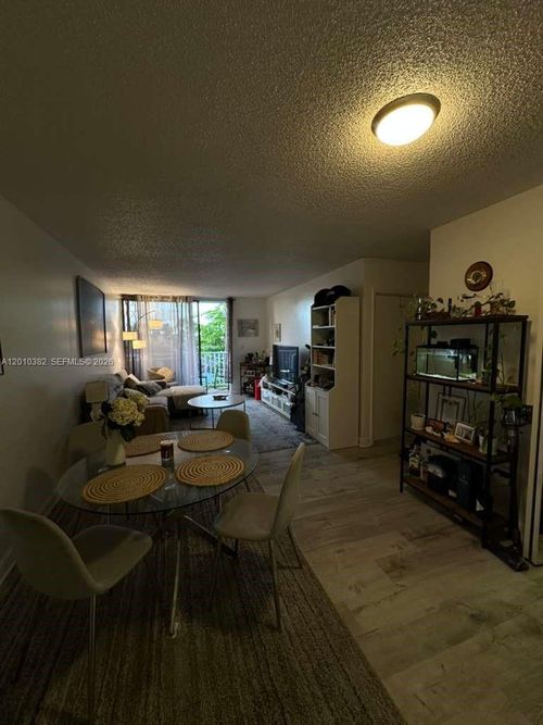 423-8261 Nw 8th St, Miami, FL, 33126-3965 | Card Image