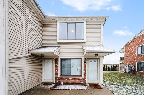 30657 Hidden Pines Ln, Roseville, MI, 48066-7302 | Card Image