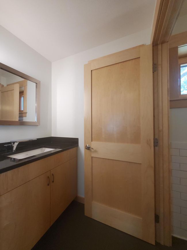 Upper level bath | Image 25