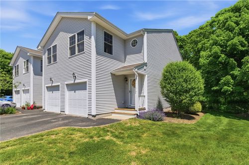 8 Susan Cir, South Kingstown, RI, 02879-8125 | Card Image