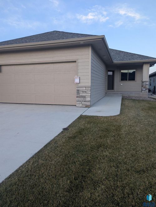 7504 W Flowerfields Pl, Sioux Falls, SD, 57106-6032 | Card Image