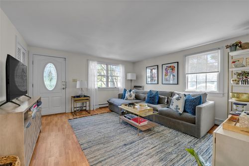 18 Neulist Ave, Port Washington, NY, 11050-4210 | Card Image