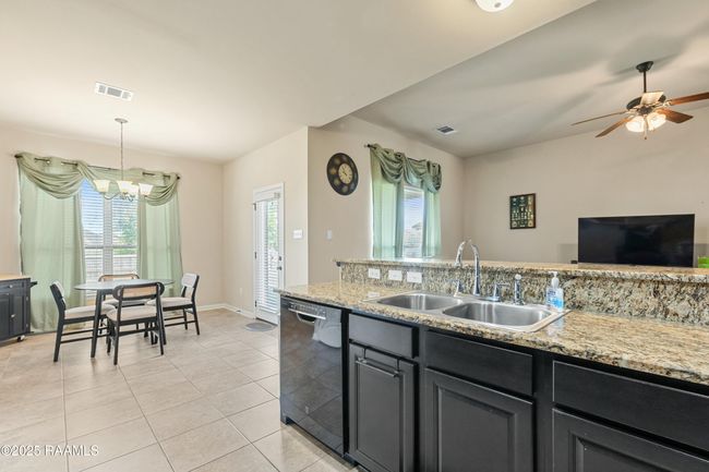 Side Kitchen view | Image 8