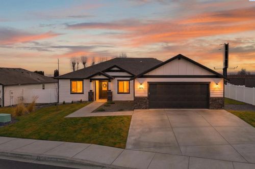 800 Vineyard St, Grandview, WA, 98930-4501 | Card Image