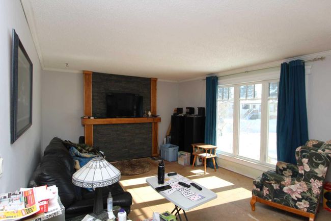 5112 51 Avenue, Home with 2 bedrooms, 1 bathrooms and 2 parking in Caroline AB | Image 3