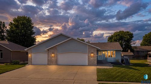 900 E Heatherwood Dr, Brandon, SD, 57005-2513 | Card Image