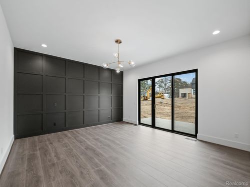 1220 N Pine St, Rochester, MI, 48307-1495 | Card Image