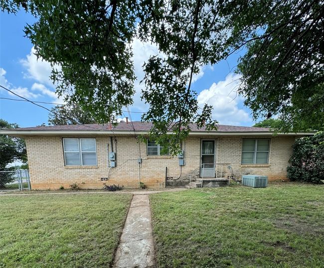 1402 Vine St, Home with 3 bedrooms, 2 bathrooms and 2 parking in Bridgeport TX | Image 24