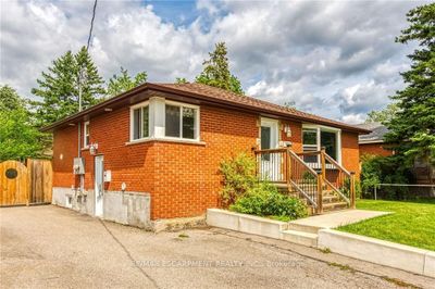 1483 Fisher Ave, House other with 2 bedrooms, 2 bathrooms and 5 parking in Burlington ON | Image 2