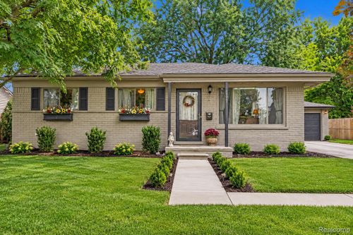 6063 Graper Dr, Waterford Twp, MI, 48329-1334 | Card Image