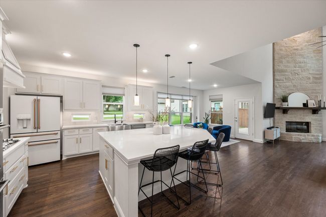 Look at those beautiful quartz counter tops! | Image 12