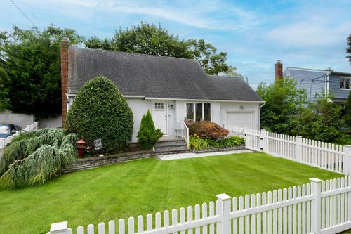 391 31st St, Lindenhurst, NY, 11757-3217 | Card Image