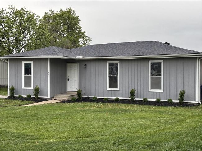 Ranch-style home with a front lawn and a shingled roof | Image 5