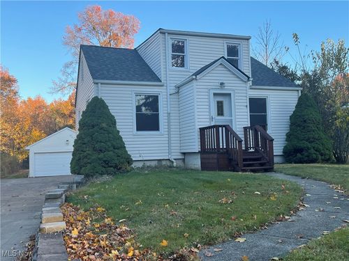 2825 Orchard Dr, Willoughby Hills, OH, 44092-1421 | Card Image