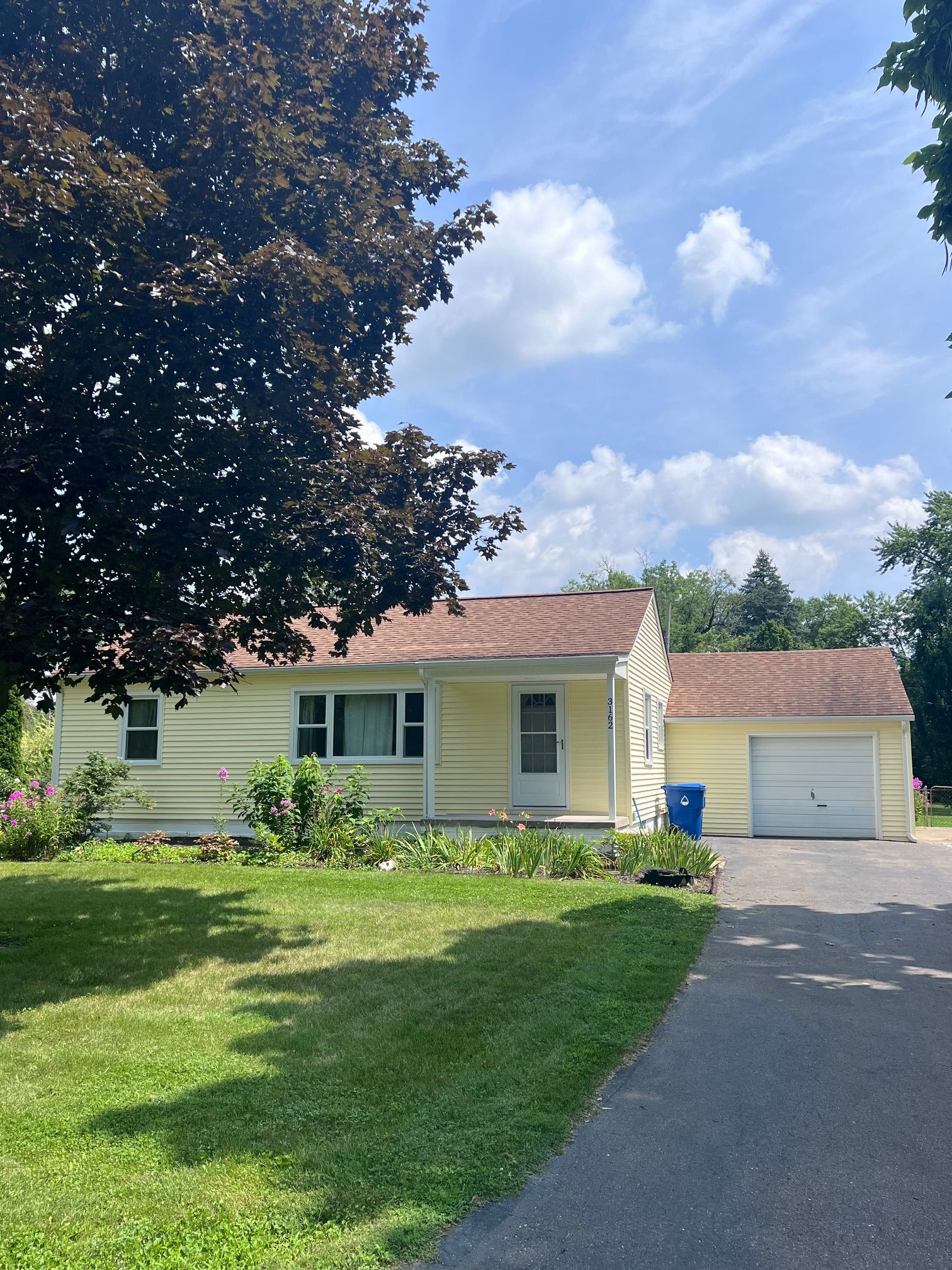 Warringham Ave, Waterford, MI 48329