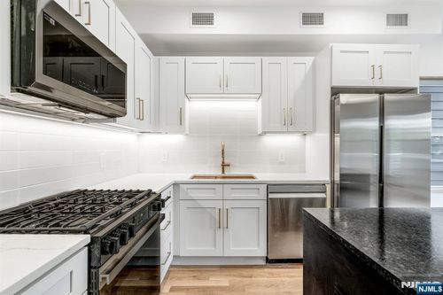 3 Bonn Pl, Weehawken, NJ, 07086-6903 | Card Image