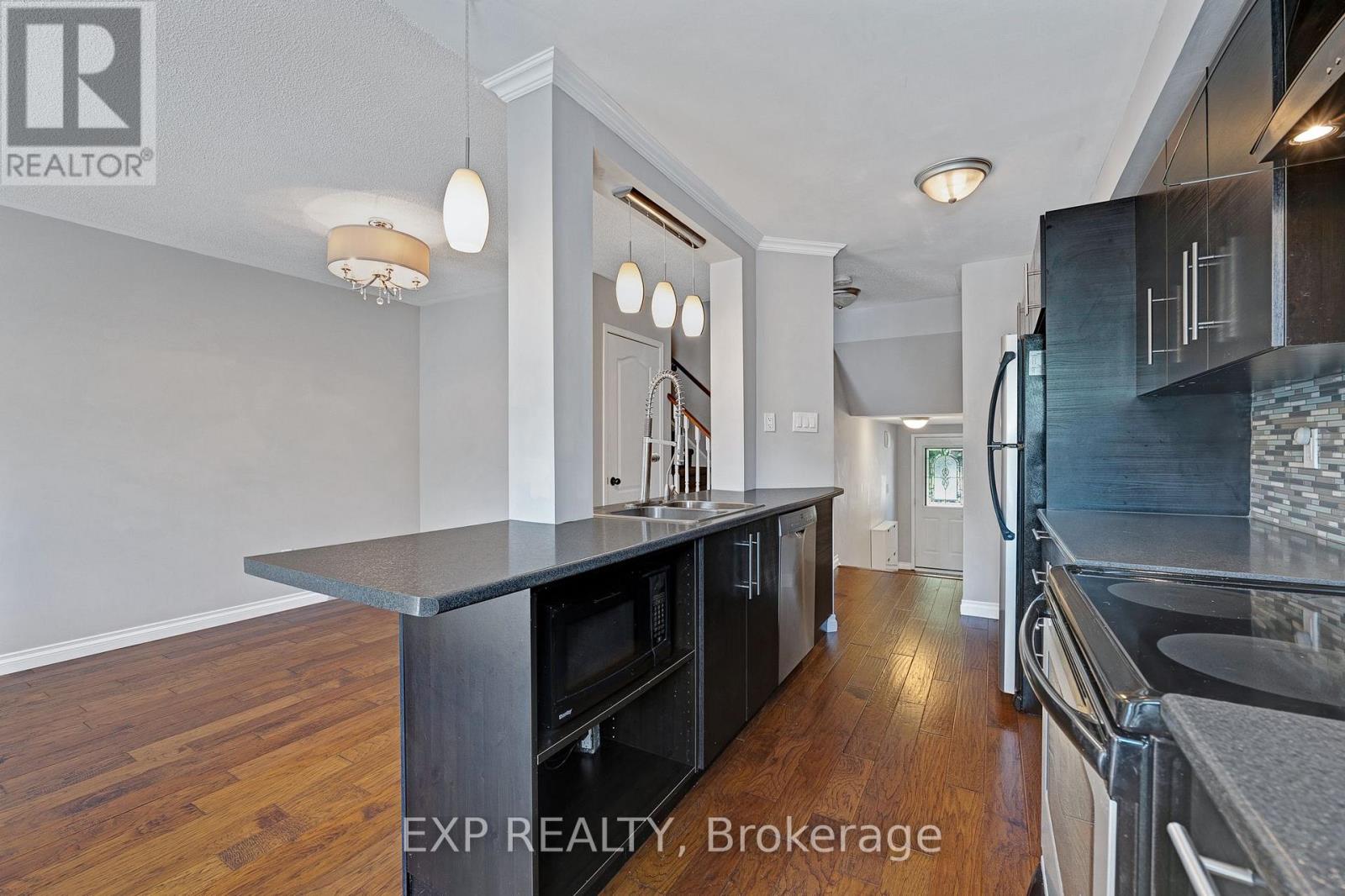 Residential Lease in Aurora (Bayview Wellington) 5