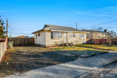 1008 W Bruce St, Moses Lake, WA, 98837-1302 | Card Image