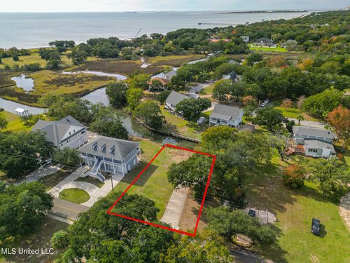 711 Martin St, Pascagoula, MS, 39581-2113 | Card Image