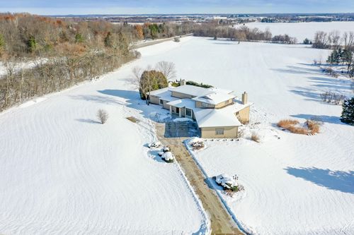 2100 N Oakwoods Ct, Summit, WI, 53066-9118 | Card Image