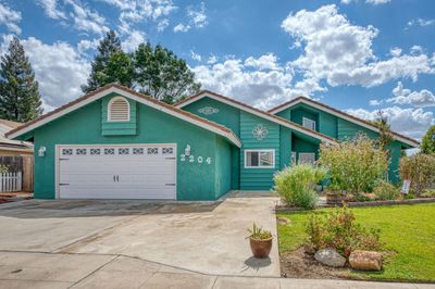 2204 Paul Avenue, House other with 3 bedrooms, 2 bathrooms and null parking in Clovis CA | Image 1