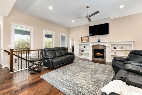4925 Tallgrass St, Leavenworth, KS, 66048-7202 | Card Image