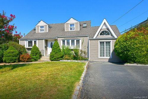 899 Brent Dr, Wantagh, NY, 11793-1013 | Card Image